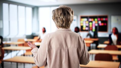 Saeima noraida ieceri ļaut pedagogiem doties izdienas pensijā no 60 gadu vecuma