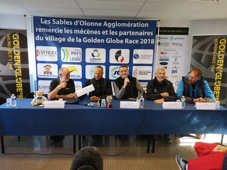 Uku Randmaa pressikonverentsil pärast Golden Globe Race võistluse finišeerimist. Fotol vasakult: Don McIntyre, Golden Globe Race peakorraldaja, Uku Randmaa, Yannick Moreau, Les Sables d'Olonne linnapea, võistluse võitja Jean Luc van den Heede ja teiseks tulnud Mark Slats
