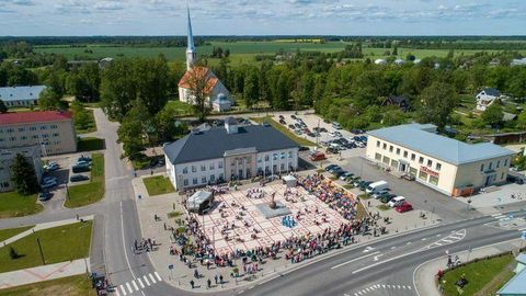 Tamsalu uue poe ehitus algab peagi, Väike-Maarjas läheb veel aega