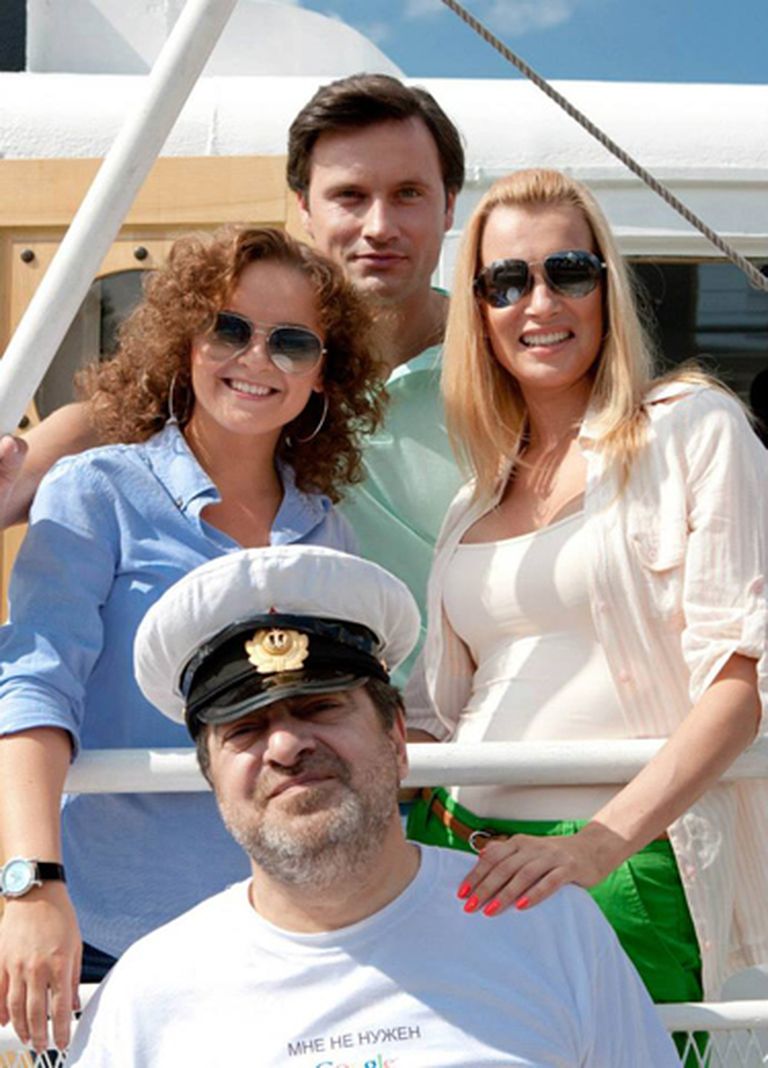 Aktieris Andris Bulis ar saviem krievu kolēģiem no filmas "Ģed 005/Vectēvs 005" - dziedātāju Jūliju Proskurjakovu, aktrisi Oļesju Sudzilovsku, kā arī armēni Hrantu Tokhatjanu 