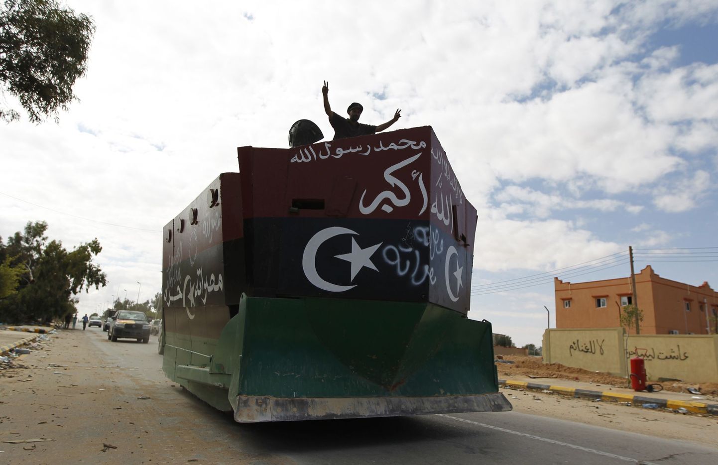 Vahevalitsuse võitleja soomustatud buldooseril Liibüas Sirtes.