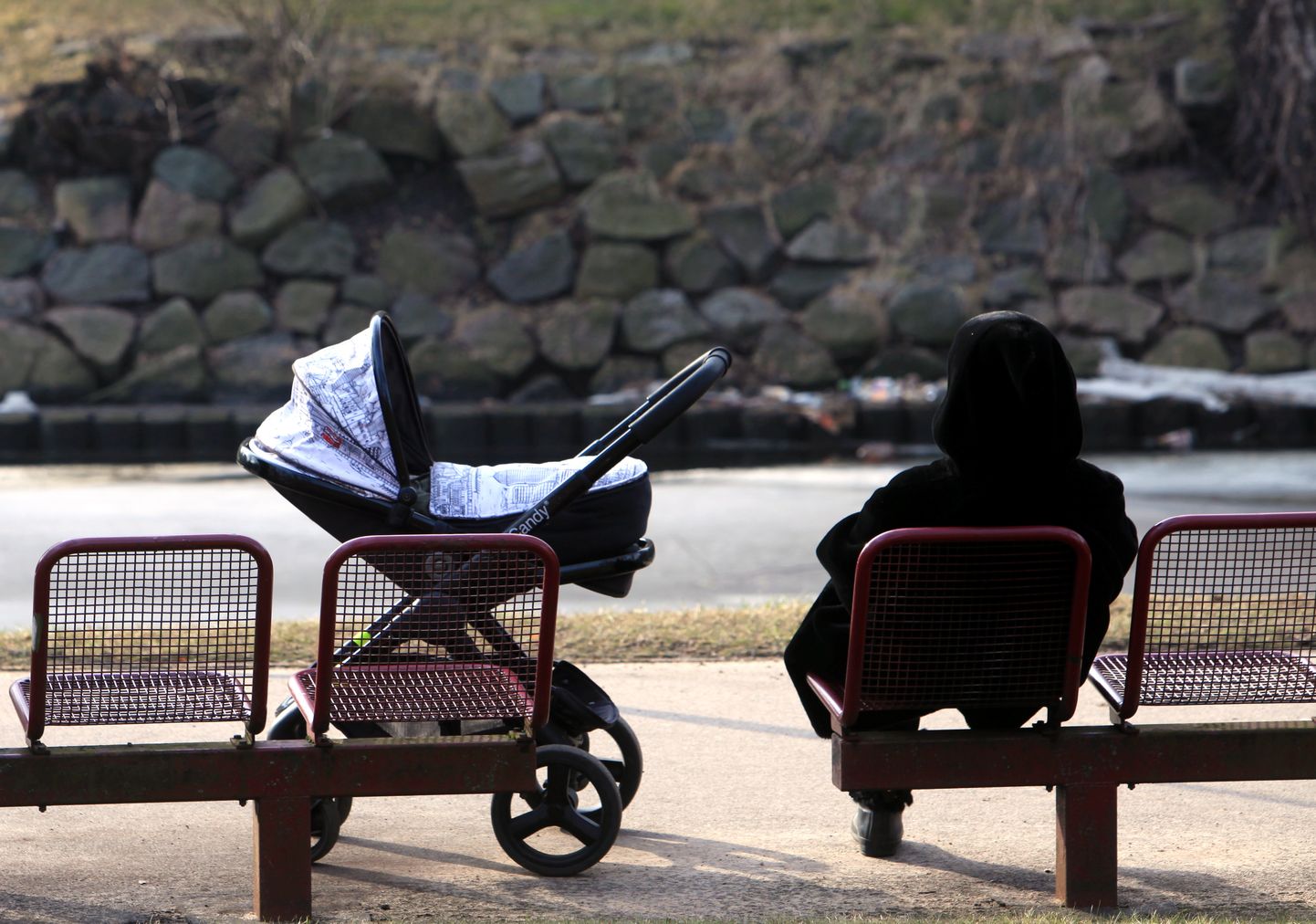 Sieviete un bērnu ratiņi Kronvalda parkā. Ilustratīvs attēls.