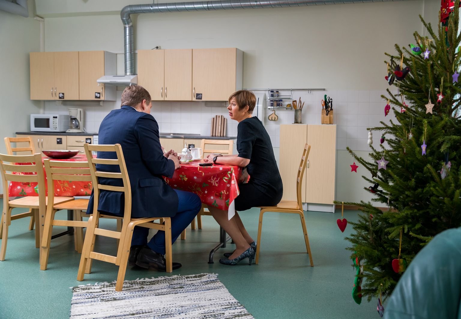 President võttis Postimehe vastu Astangu Kutserehabilitatsiooni Keskuse köök-elutoas, et rõhutada hoolimise ja märkamise tähtsust. Nagu hoolitakse ja märgatakse näiteks Astangul.