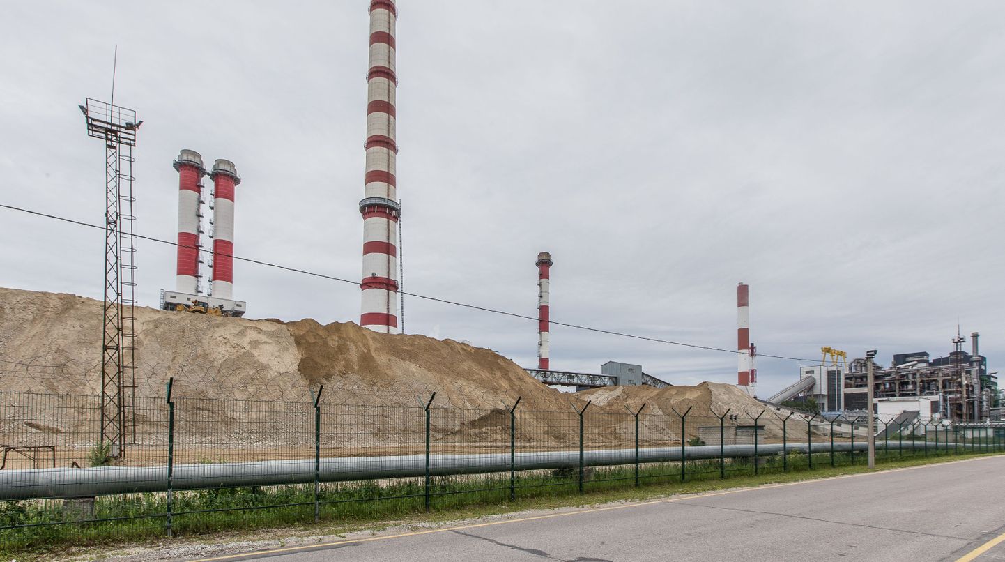 В настоящее время большая часть энергоблоков Нарвских электростанций простаивает, а Эстония импортирует электроэнергию.