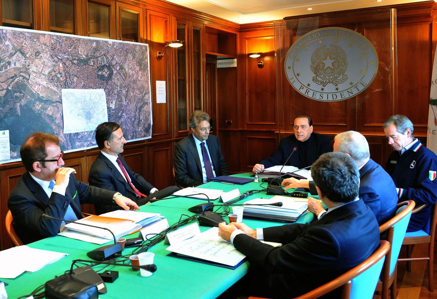 Itaalia valitsusjuht Silvio Berlusconi kõnelemas maavärinapiirkonna pealinnas L´Aquilas toimunud valitsuskabinetiistungil.
