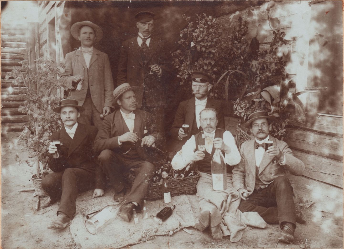 Mehed tähistamas Kanepi kroonu viinamonopoli poe avamist 1900. aastal.