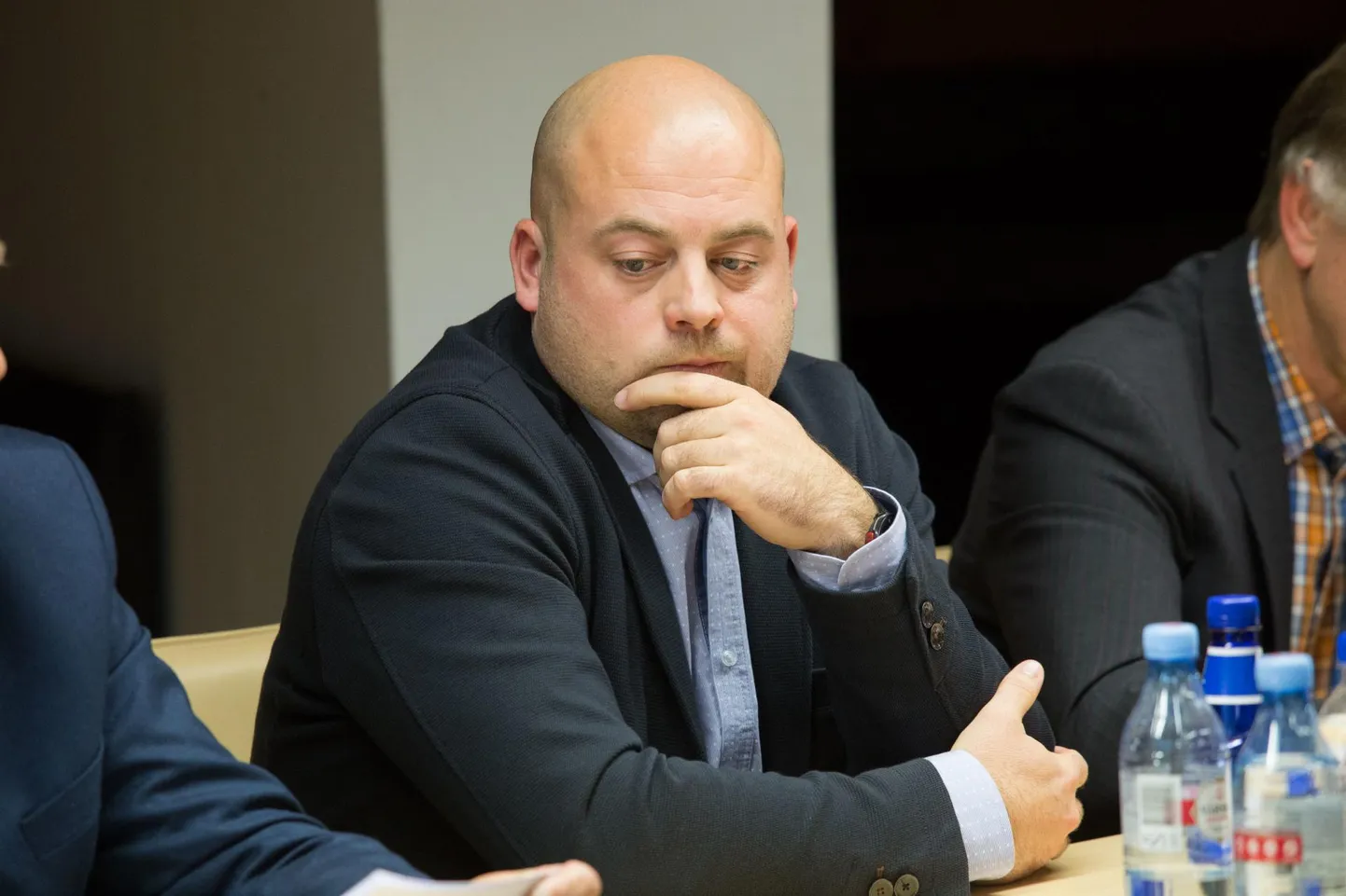 Paljud omavalitsusjuhid on korduvalt rõhutanud, et on vallavanemad 24/7. Vinni vallavanem Rauno Võrno näikse seda mitte pooldavat – tema saadab sotsiaalmeedias oma sõpradele kirju tavakodanikuna isegi siis, kui see puudutab konkreetselt omavalitsusega seonduvat.