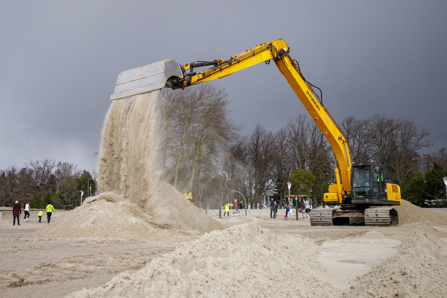 Pärnu rannas tõstetakse ülearune liiv järkjärgult veepiirini, kus see buldooseriga laiali lükatakse ja tasandatakse.