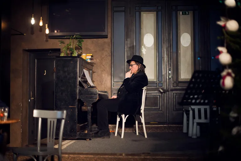 Juris Kulakovs festivāla "Prozas lasījumu" norisē "Prozas brokastis" 2017. gada decembrī.