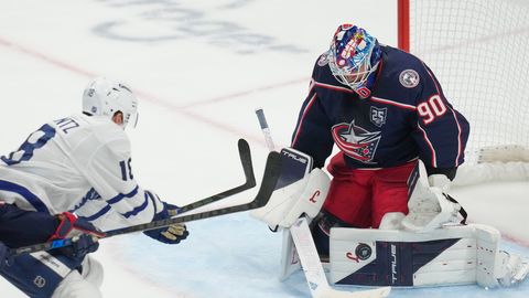 Merzļikins turpina krāt uzvaras; Tavaress gūst 500. vārtus