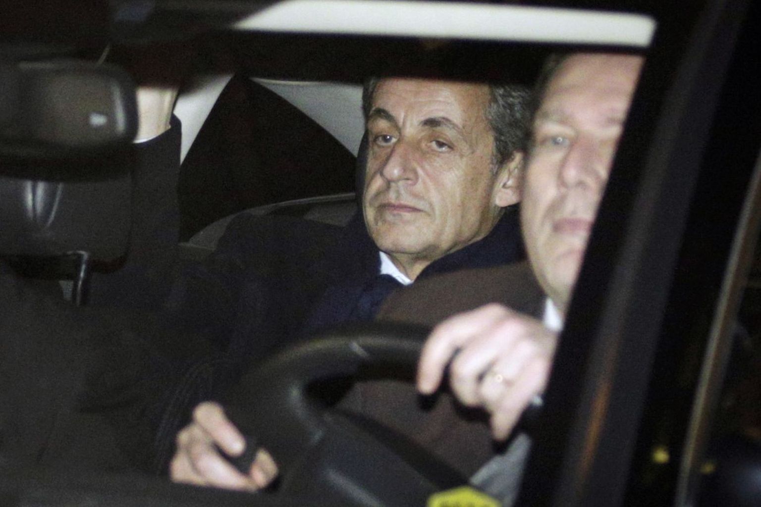 Prantsuse ekspresident Nicolas Sarkozy Pariisis üleeile öösel teel koju pikale veninud küsitlemisest.