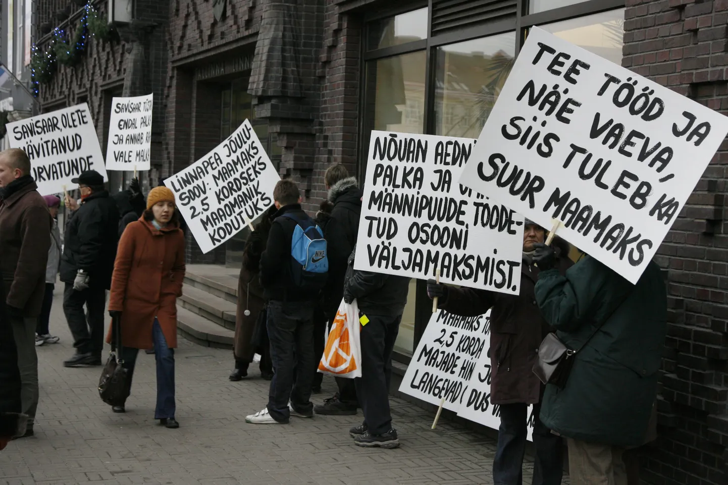 Foto mullu detsembris linnavalitsuse ees toimunud piketist, kus protestiti maamaksu järsu tõstmise vastu.