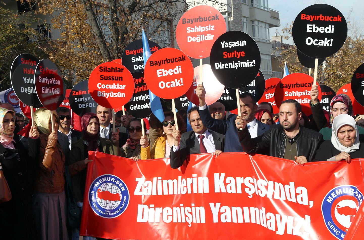 Türklastest meeleavaldajad täna Ankara Vene saatkonna ees protestimas.