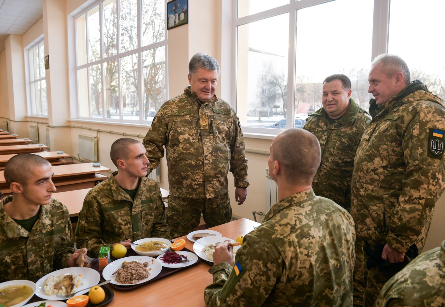 Porošenko apmeklē militāro bāzi pie Ukrainas robežas ar Krieviju