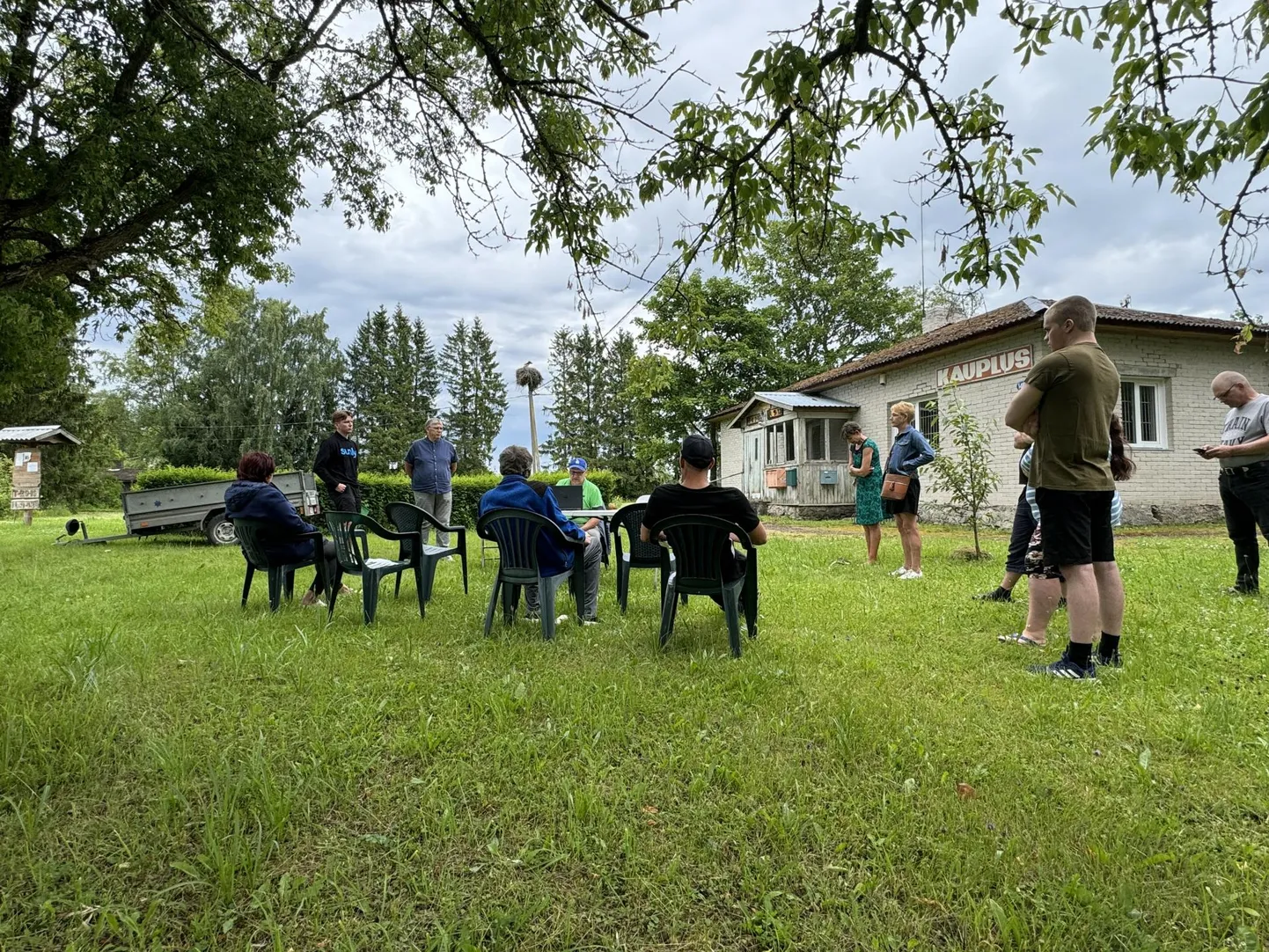 Plaanitava päikesepargi üle käinud arutelust võttis osa kümmekond Põdrangu küla elanikku.