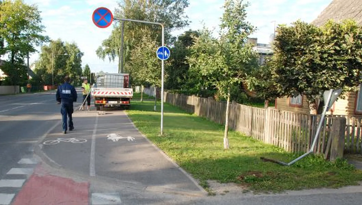 Tundmatu sõiduk niitis Tartus Võru tänaval maha liiklusmärgi.