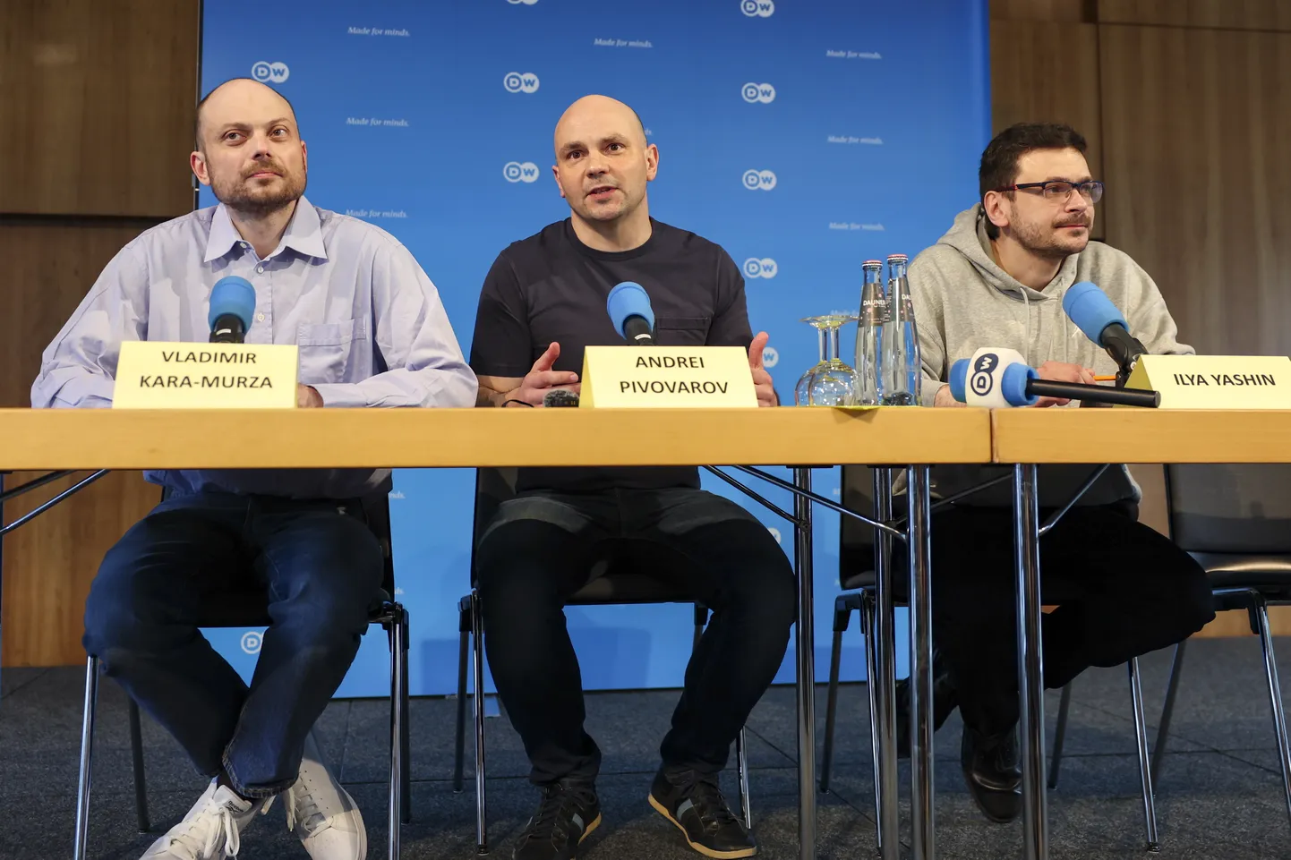 Endised Venemaa vangid (vasakult) Vladimir Kara-Murza, Andrei Pivovarov ja Ilja Jašin osalevad pressikonverentsil Saksamaal.