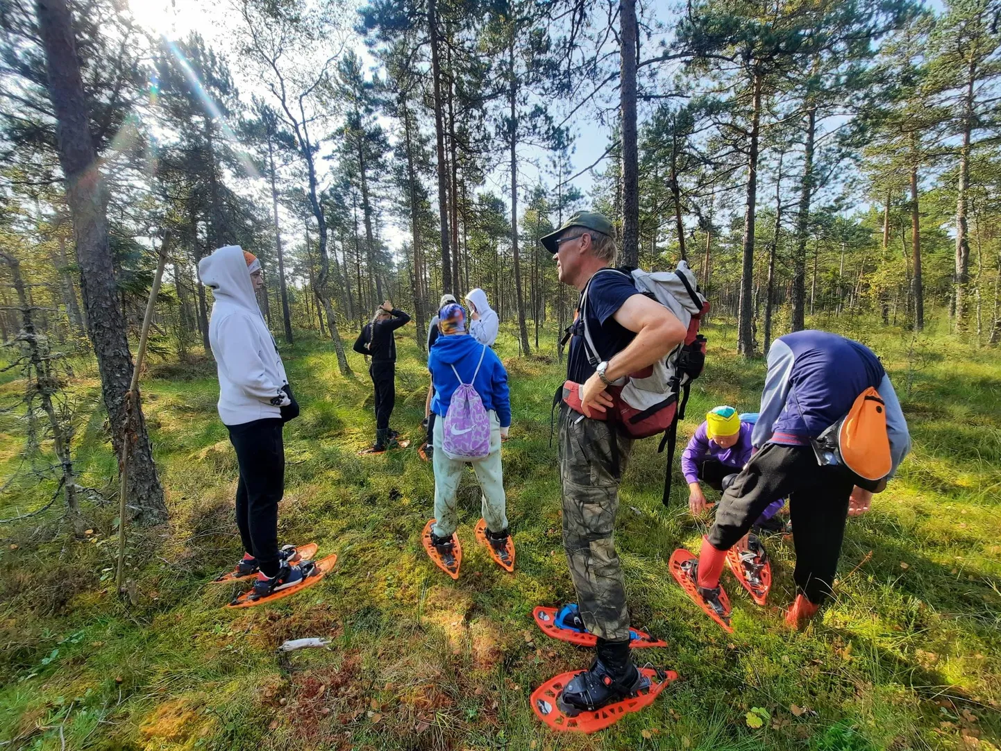 Koigi kooli kaheksandikud Priit Adleri juhtimisel Savalduma soos räätsamatkal.