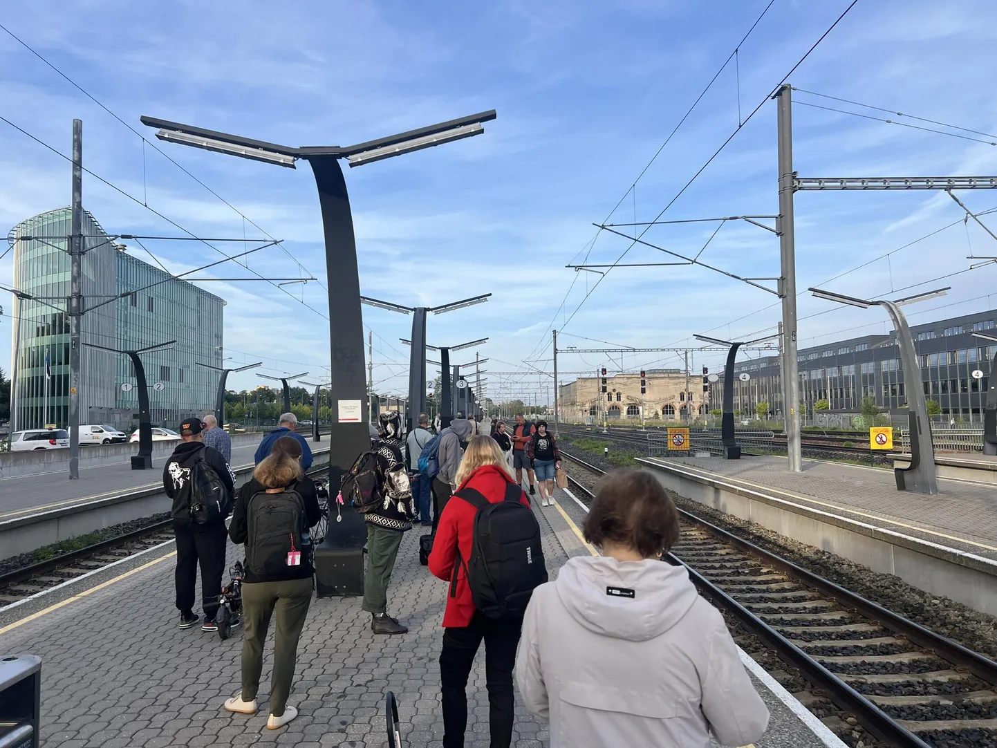 Фото ожидающего электричку пассажира.