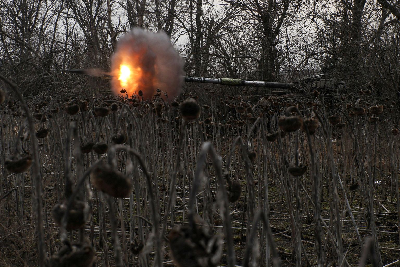 Ukraina relvajõudude tank tulistamas Vene vägede positsioone Bahmuti lähistel.