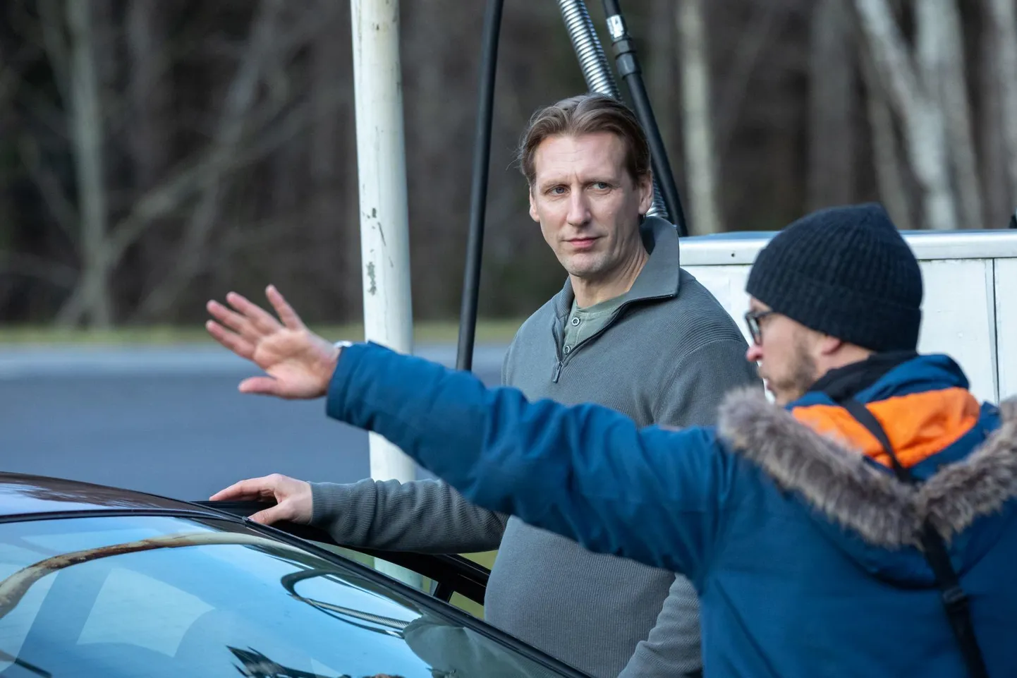 Üks peaosatäitjaid Pekka Strang (vasakul) kuulab operaatori juhiseid, kuidas järgmisel võttel autost väljudes veelgi kõhedam mulje jätta.