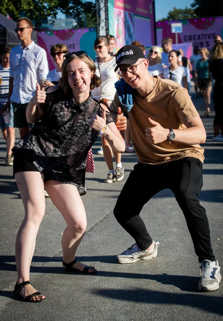Henri
Mugav riietus võiks olla! Ma enne kandsin ainult musta, minu jaoks nii palju värve on juba suur eneseületus.
Lemmikasi: Katrin Aasma disainitud «davai» nokats on väga cool!
Mari
Hea enesetunne peab olema!
Lemmikasi: enda disainitud kõrvarõngad, autoriks Mari Seger.