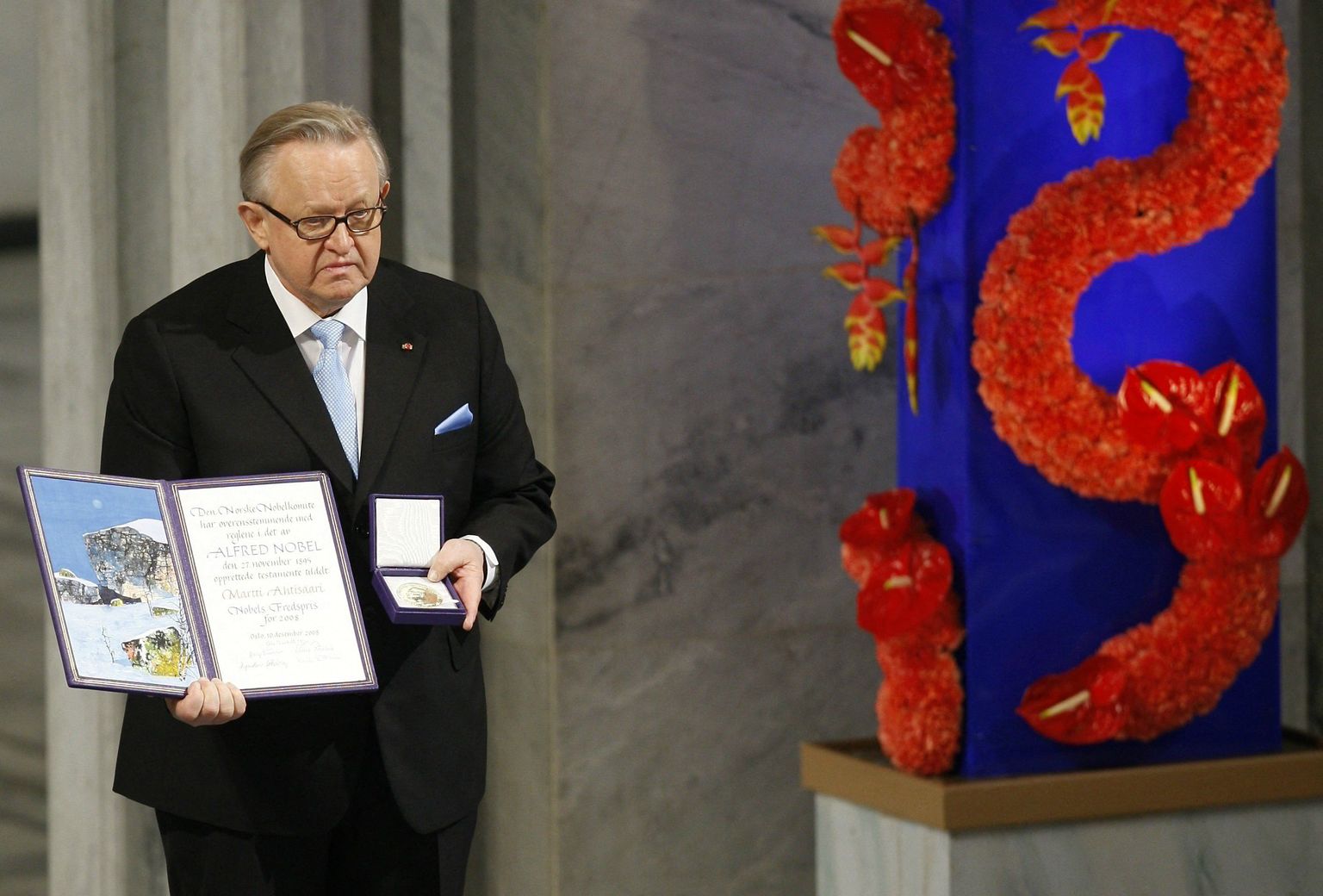 2008. aasta Nobeli rahupreemia laureaat Soome ekspresident Martti Ahtisaari autasustamisel Oslos.