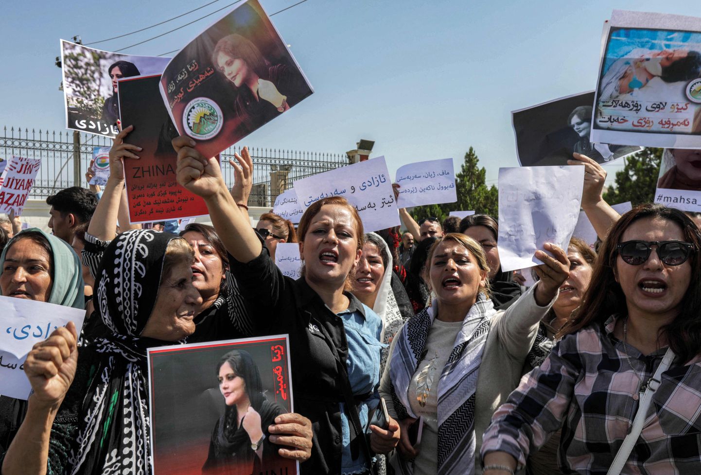 Убийство Махсы Амини вывело на улицы сотни тысяч иранских женщин.