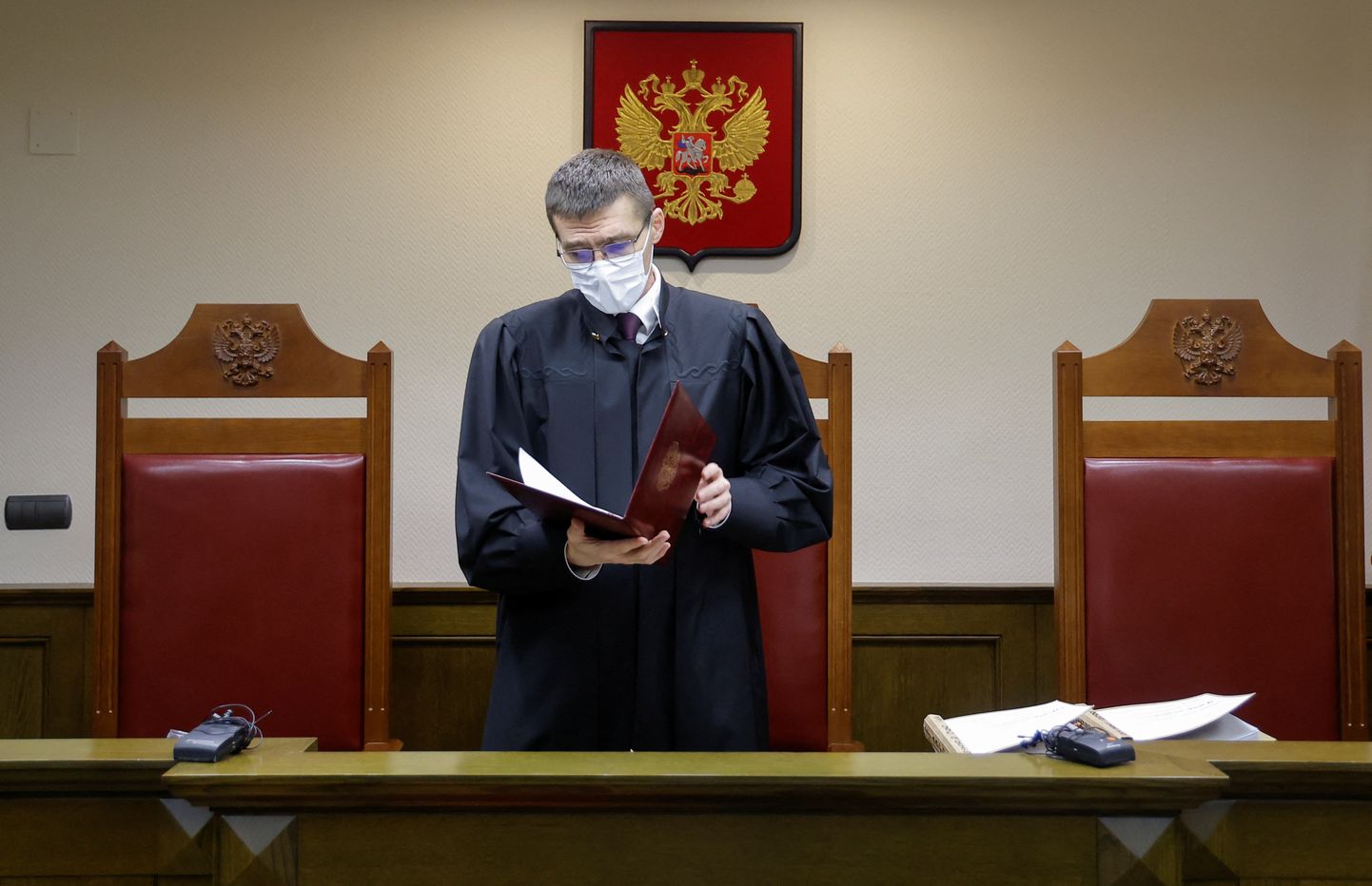 Vene ülemkohtu kohtunik Oleg Nefjodov otsust ette lugemas.
