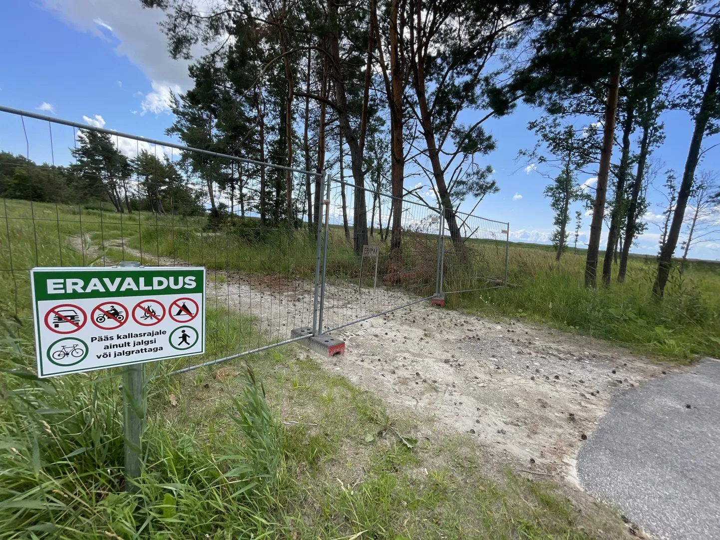 Silt lubab läbi aia läbipääsu jala ja rattaga liiklejatele.