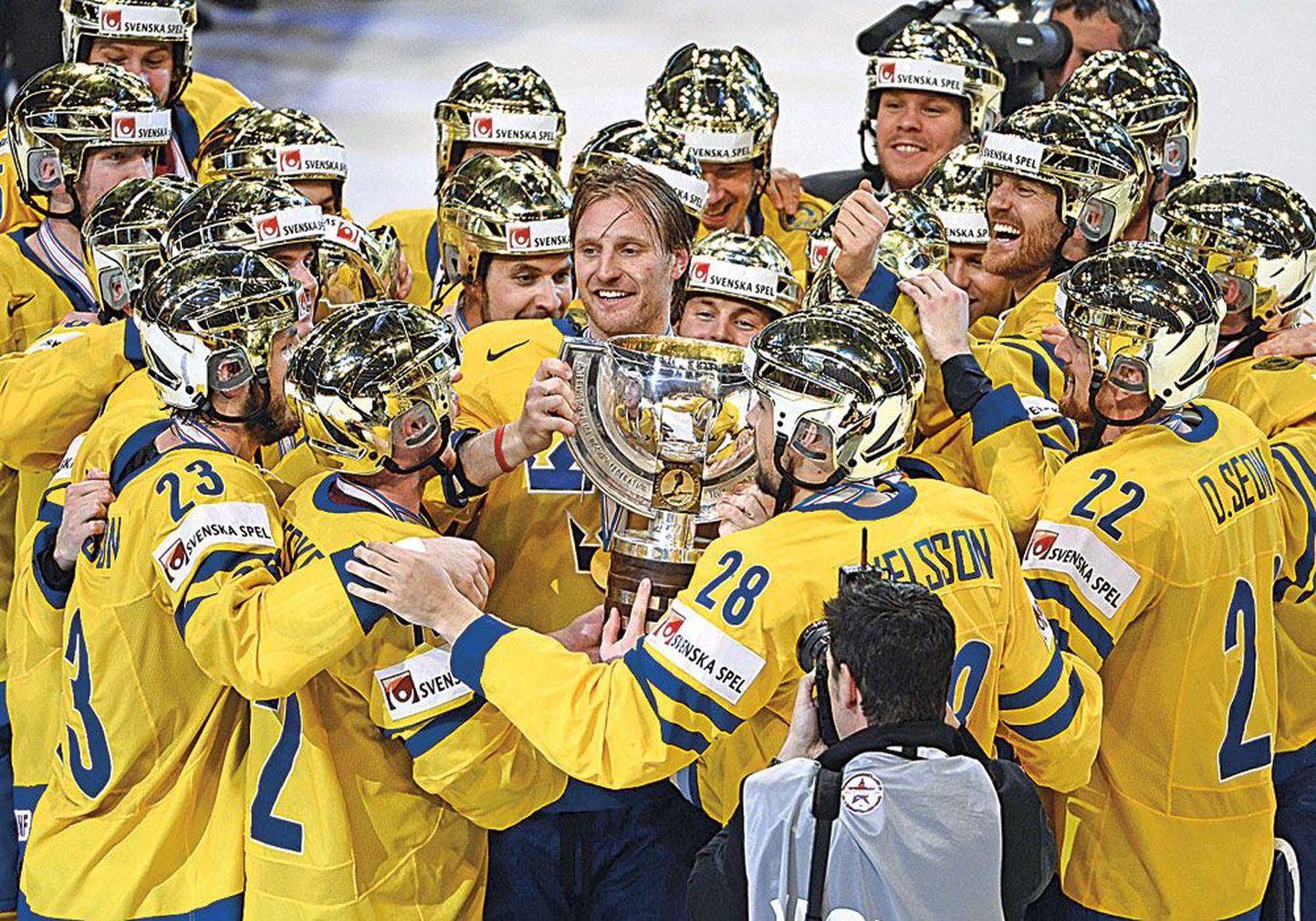 Капитан сборной Швеции по хоккею Стаффан Крунвалль (в центре) держит в руках трофей после победы в ЧМ-2013.