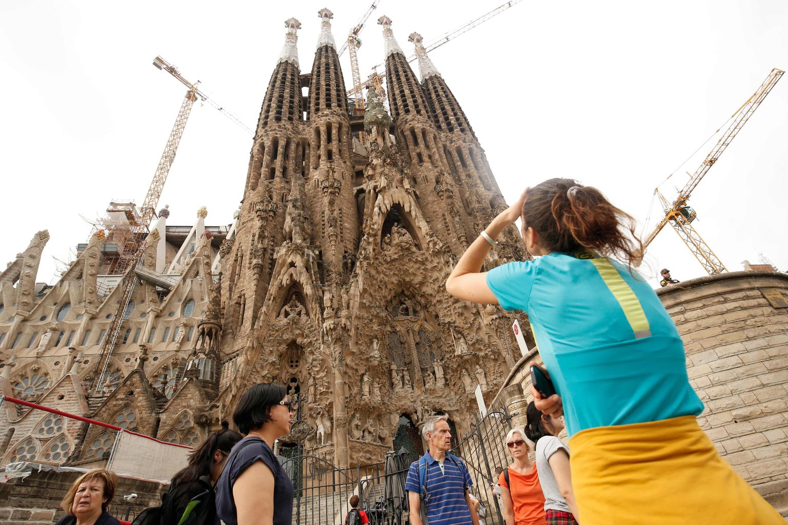 Turistid pildistamas Sagrada Familia kirikut Barcelonas.