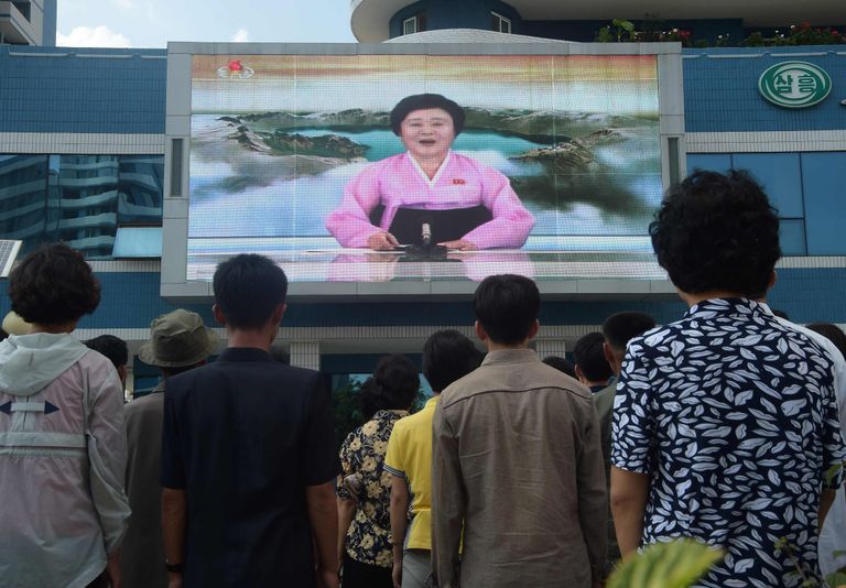 Pyongyangi elanikud Ri uudiseid kuulamas. Foto: Kim Won-jin/AFP/Scanpix