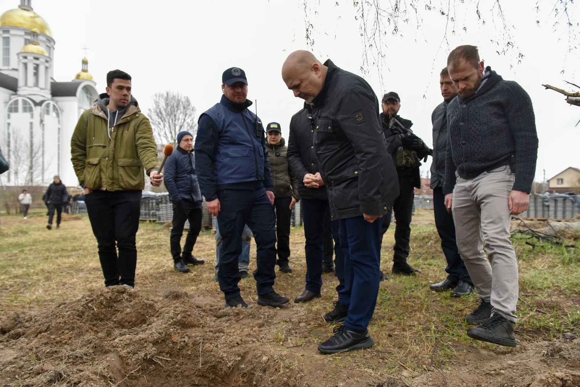 Rahvusvahelise Kriminaalkohtu prokurör Karim Akmad Khan analüüsimas sõjakuritegude uurimisel massihauda Butšas.