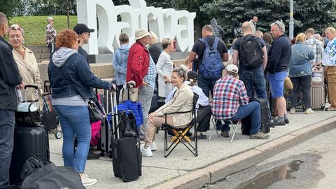 GALERII ⟩ Tuhat inimest ootab pääsu Venemaale: Narva Peetri plats on inimestest pungil