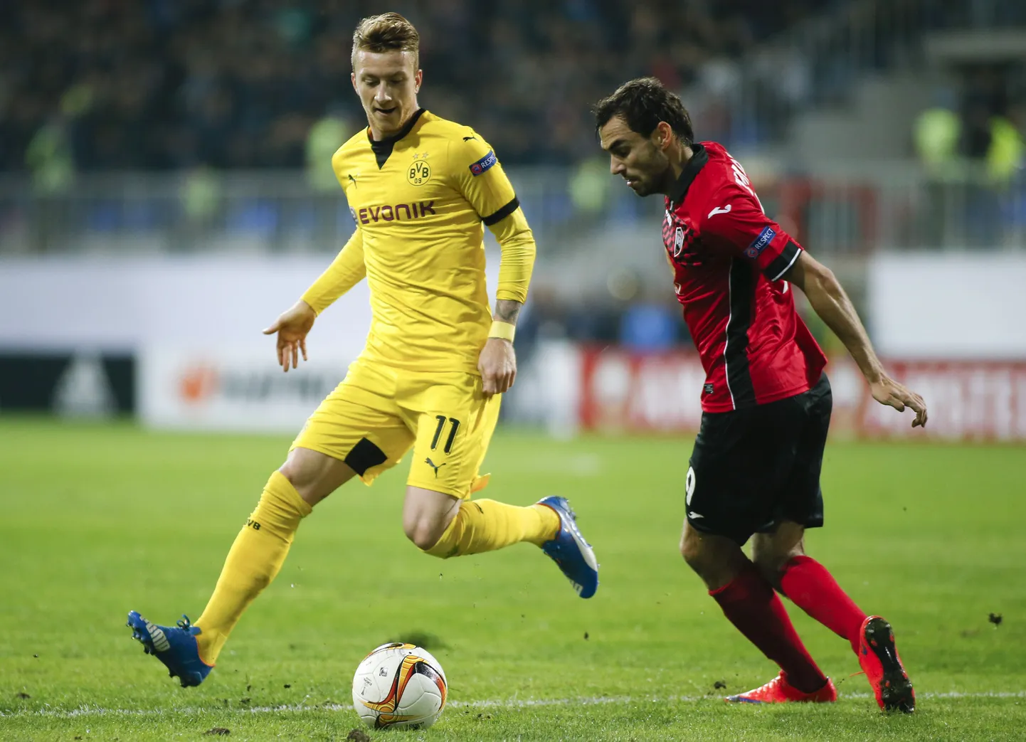 Sergei Zenjov (paremal) võitlemas palli pärast Borussia Dortmundi ründaja Marco Reusiga eelmise hooaja Euroopa liiga kohtumises.
