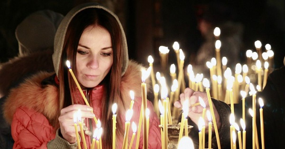 свеча в церкви погасла. горящие свечи в храме. горящие свечи в храме. дети в храме. свеча гаснет в церкви.