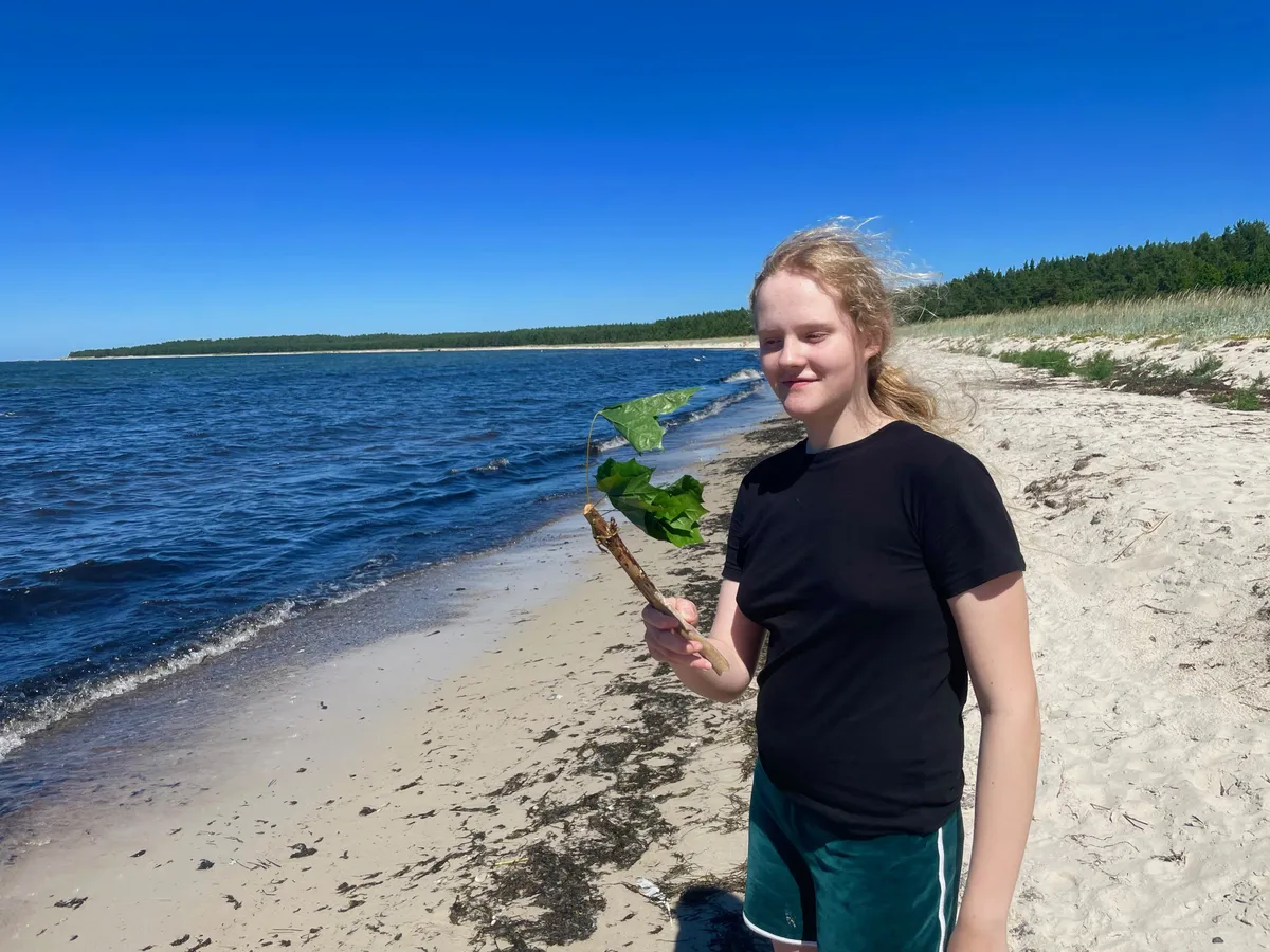 «Mere äärde peab jõudma, muidu pole õige suve vaib,» leiab Säde. Pildil on ta rannas oma sõjanuiaga.