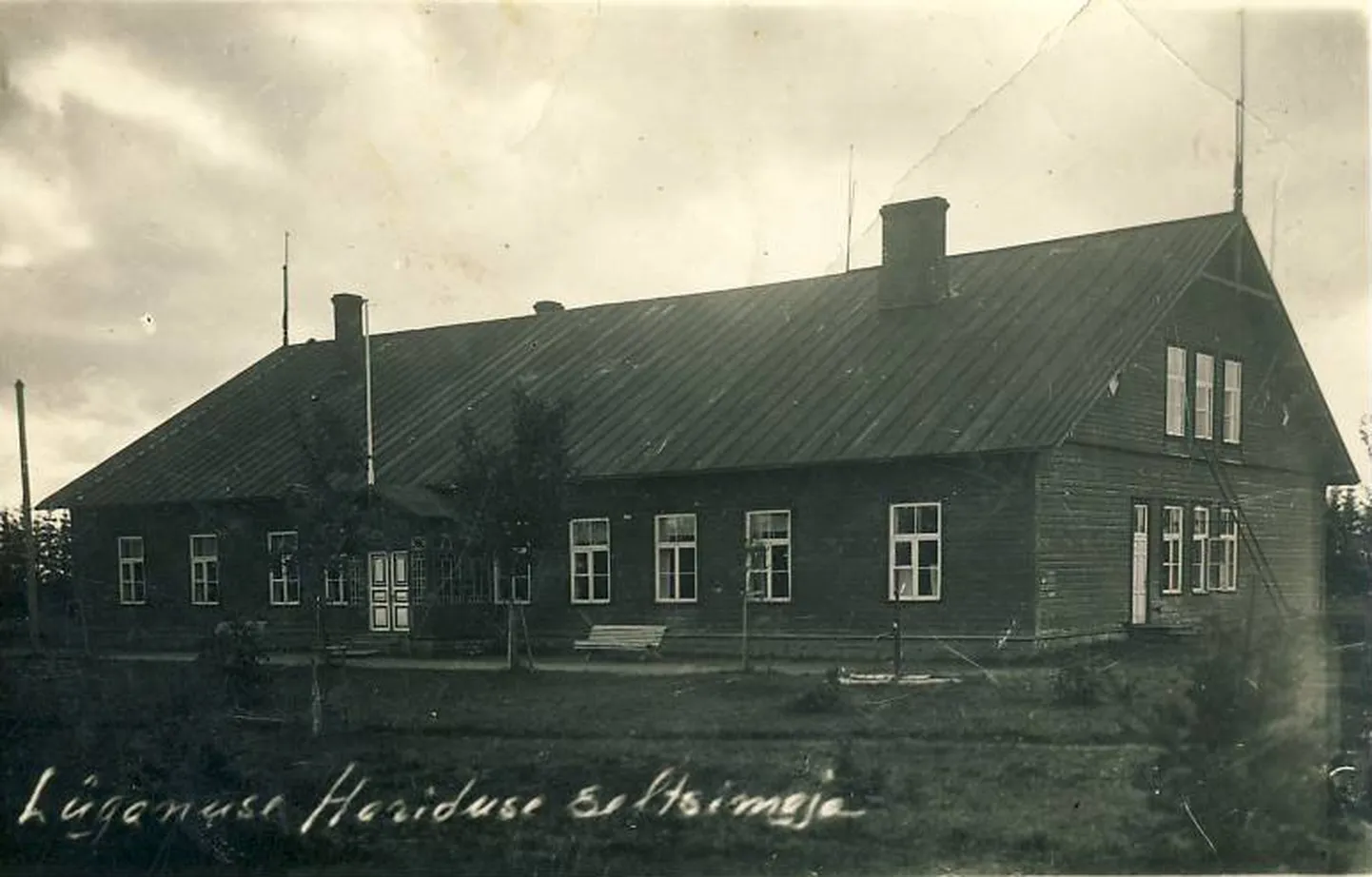 Lüganuse hariduse seltsi eestvõttel ehitatud koolimaja Erra-Liival valmis 1910. aasta sügiseks.