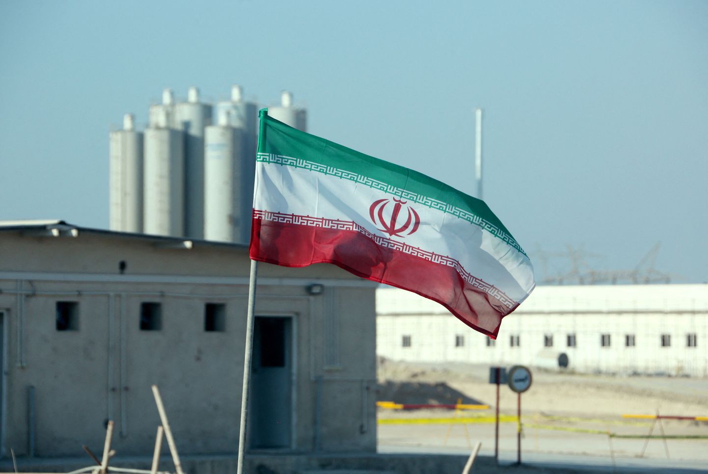 Iraani lipp Bushehri tuumaelektrijaamas.