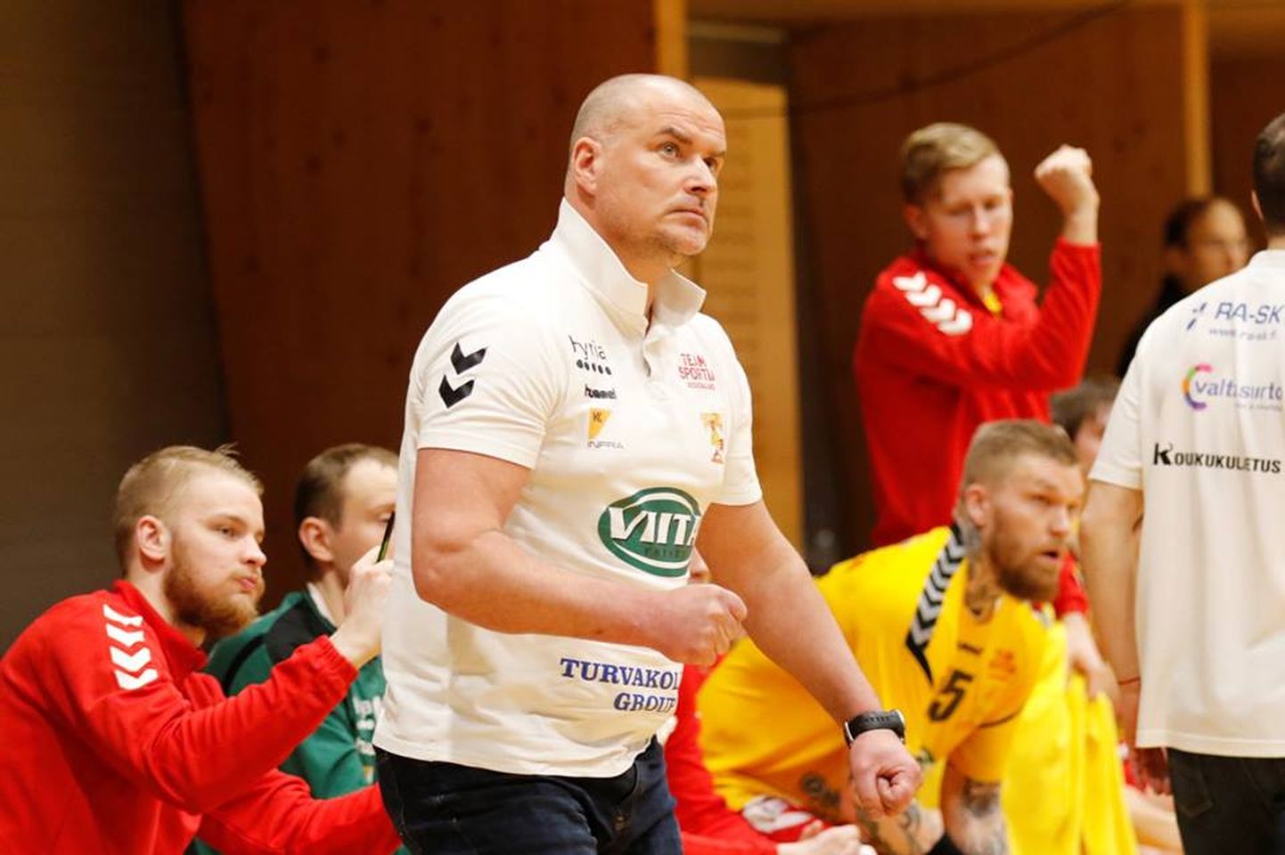 Paavo Nelke (esiplaanil) krooniti Riihimäe Cocksi käsipallimeeskonnaga taas Balti meistriks.