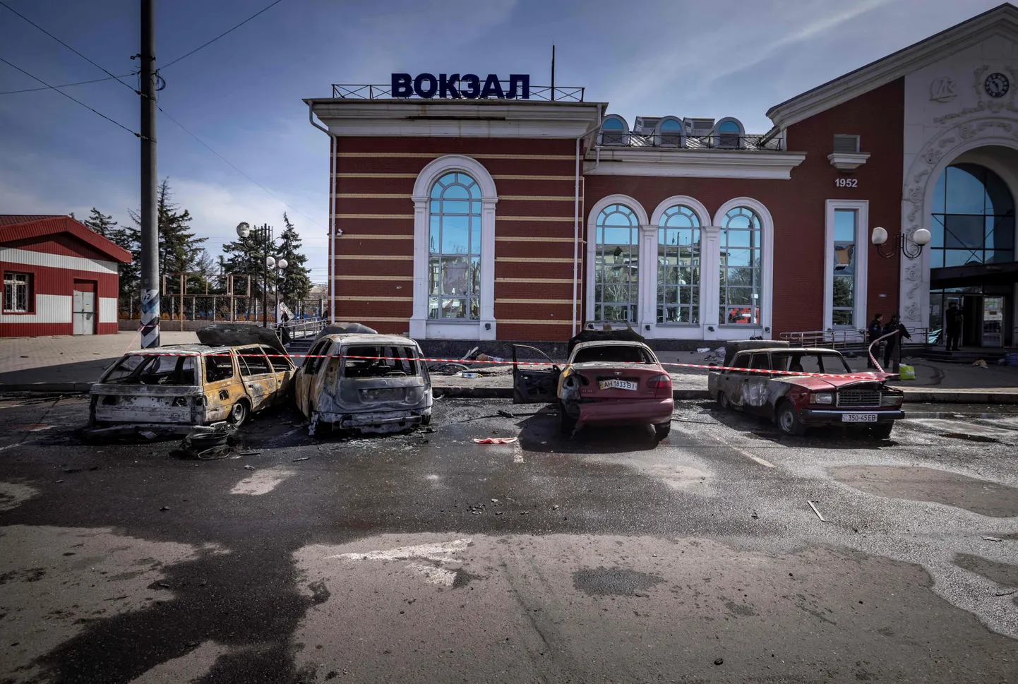 Последствия обстрела вокзала в Краматорске.
