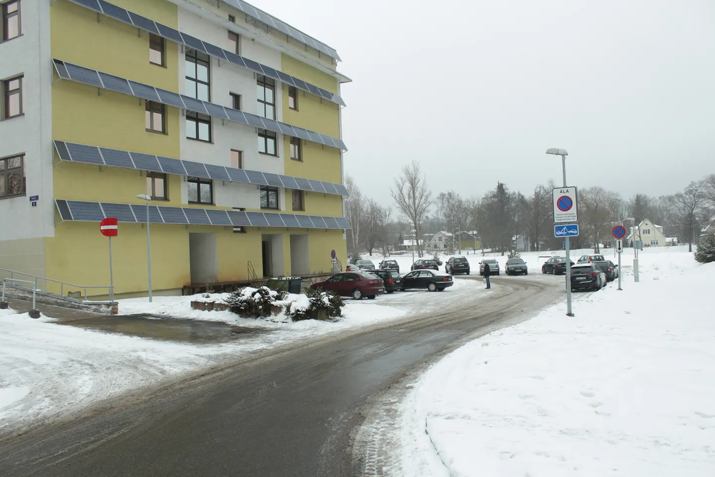 Haigla taga asuv parkla on nüüdsest mõeldud kaupa transportivatele autodele ja haigla personalile. Peatuda võivad seal ka külastajad, aga parkimiseks on vaja haigla kirjalikku luba.
