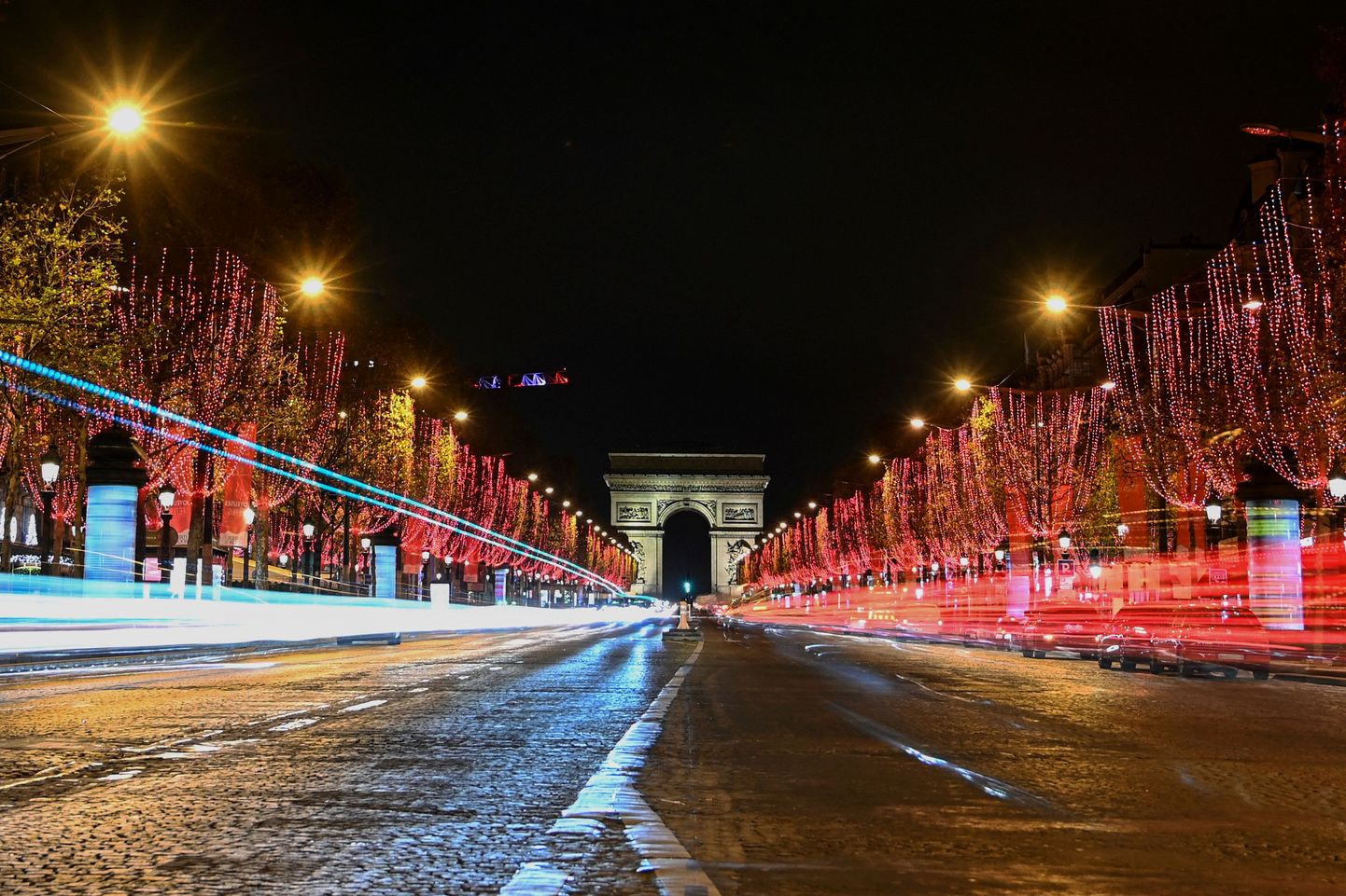 Pariisi üks suurimad vaatamisväärsusi Champs-Élysées ööpimeduses.