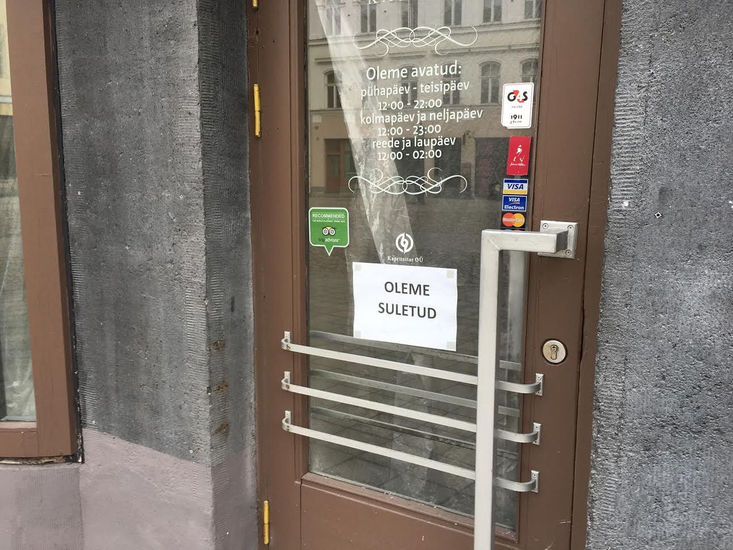 Kapriisi uksel paiknev silt teatab, et kohvik on suletud.