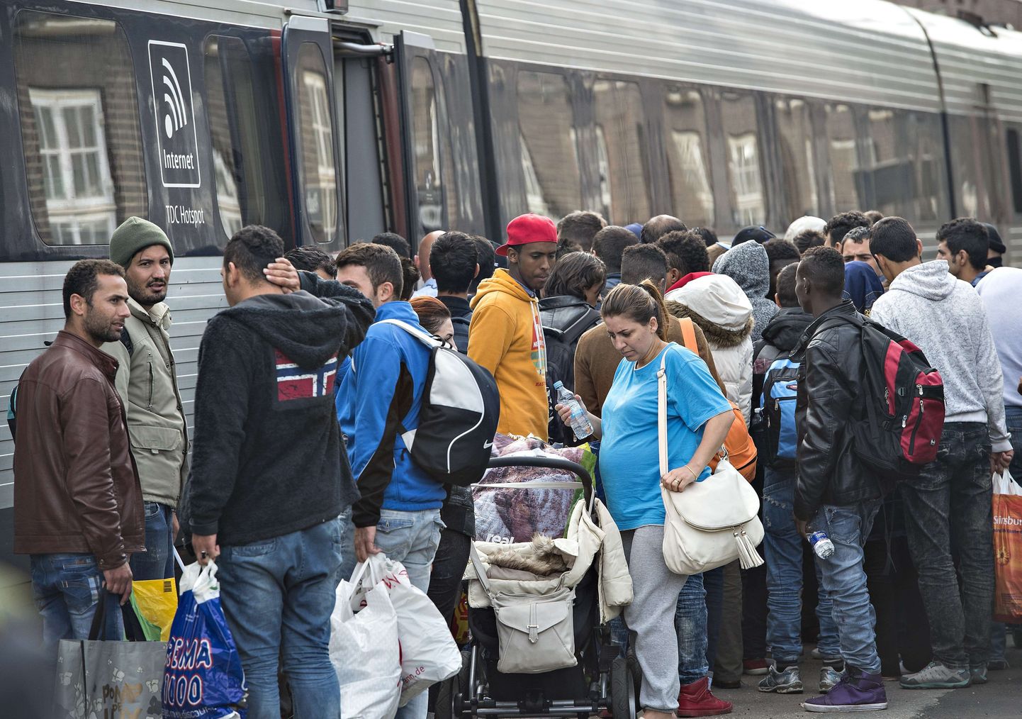 Migrandid, peamiselt Süüriast, ootavad Taanis rongi, millega sõita edasi Rootsi.
