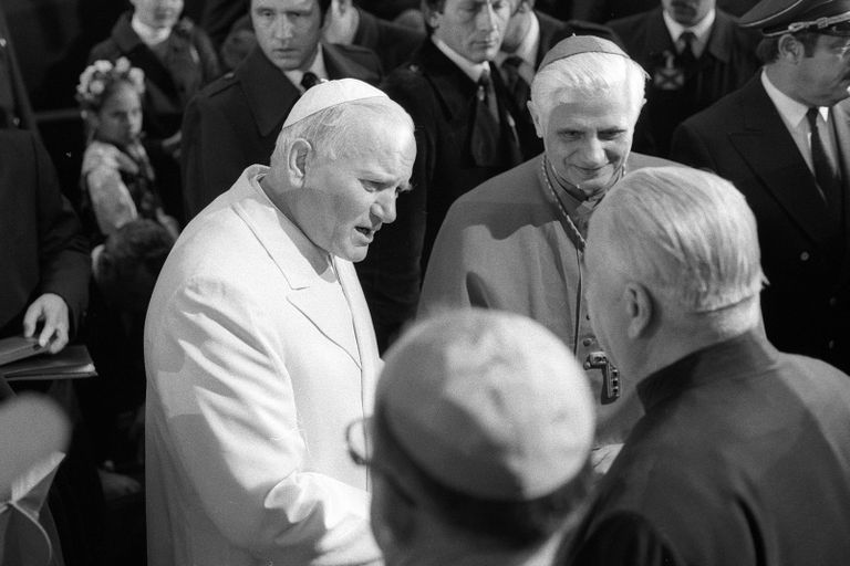 Paavst Johannes Paulus II ja kardinal Joseph Ratzinger 1980. aastal Müncheni raudteejaamas.