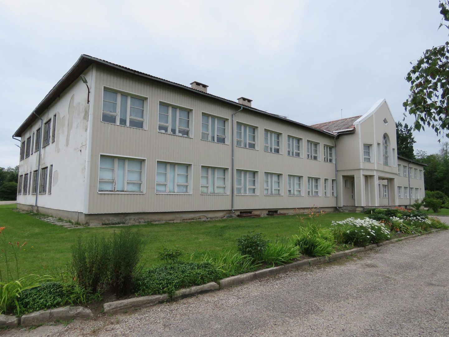Kanepi vallas asuvast Valgjärve koolimajast, mis suleti 2011. aastal, on nüüdseks saanud külarahva oluline kooskäimiskoht. Hiljuti otsustas aga volikogu müüa kogu suure hoone, sealhulgas ka võimla.