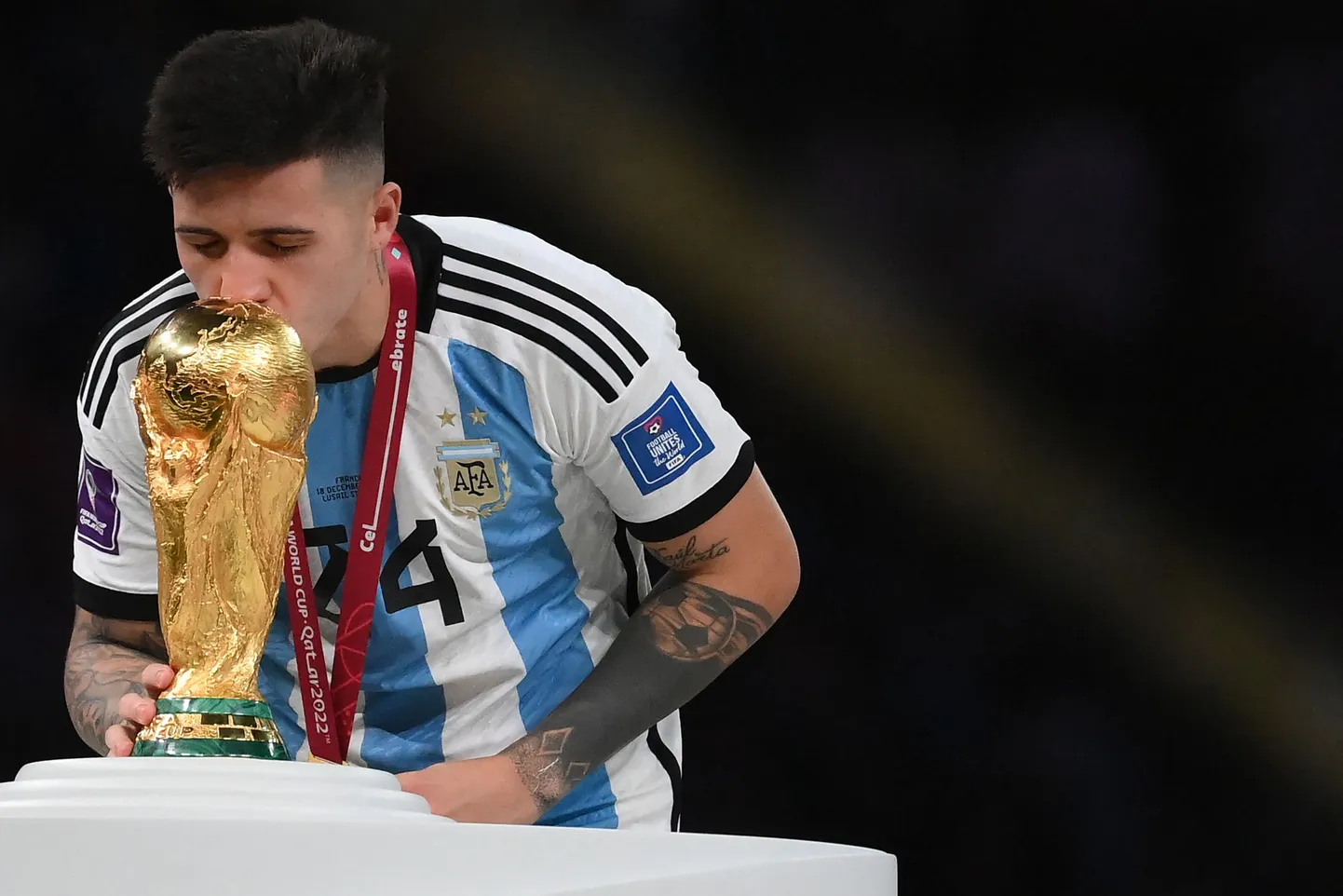 Enzo Fernandez detsembris Argentina koondisega võidetud jalgpalli MMi karikaga.