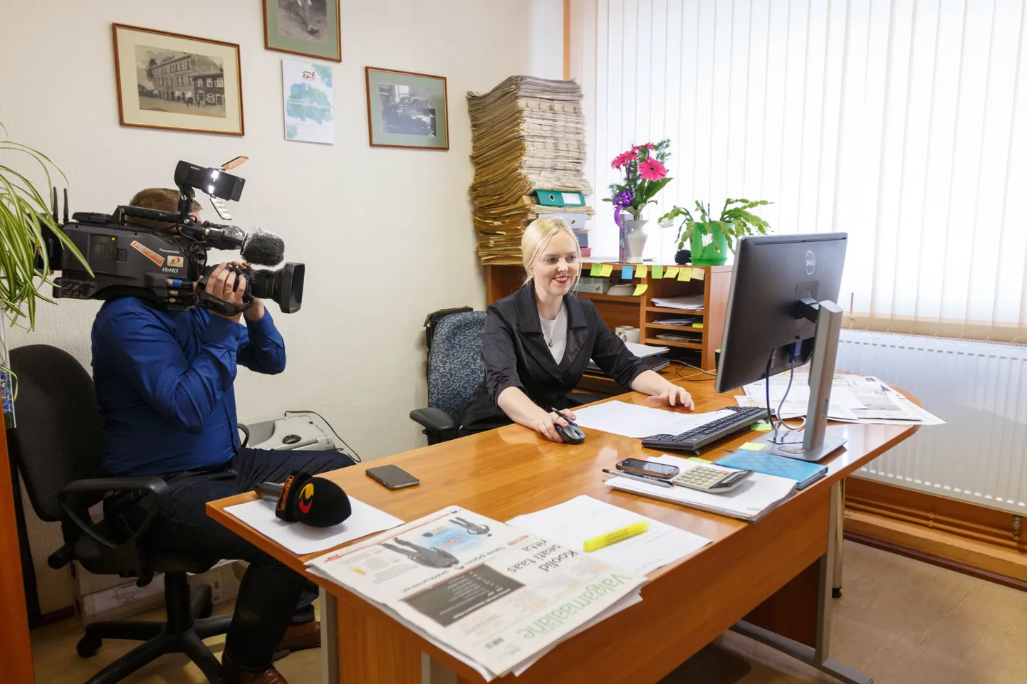 Lõuna-Eesti Postimehe peatoimetaja Sirli Homuha tegemisi salvestas Kanal 2 uudistesaate Reporter reporter Martin Mae.